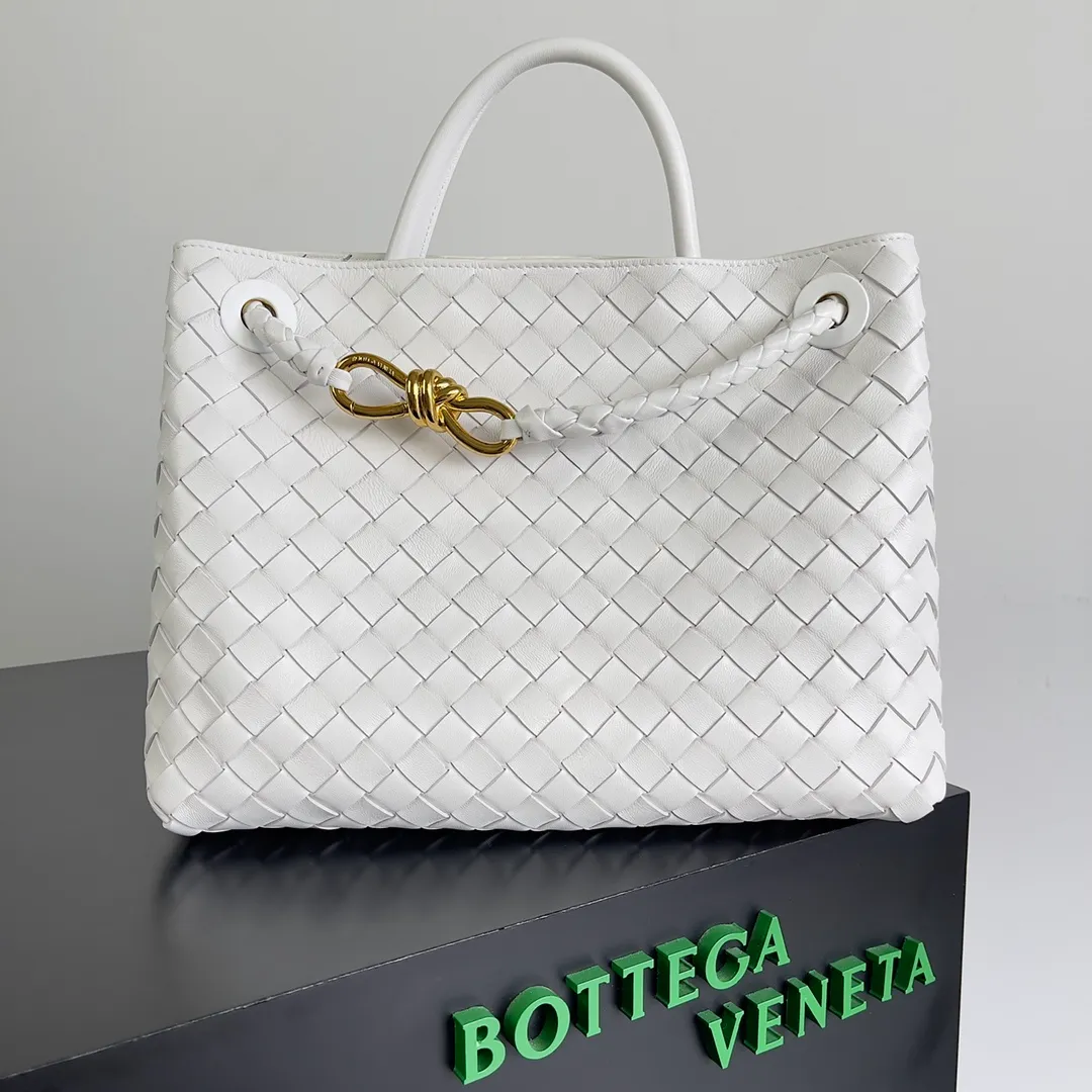 The 2023 new Andiamo batch of 2260 BV has been shipped‼ ️Really popular🔥The new Andiamo woven handbag launched by Bottega Veneta this season is really popular all over the world! ! Celebrities at home and abroad have worn it, and Oscar-winning actress Michelle Yeoh has taken it out on the street. Song Jia, Trai Yara, Yu Feihong, Sanji Ayaka, Rosie Hunting-Whiteley, Yoshioka Riho, etc. have all picked up this bag. It is classic and versatile, showing off its temperament, and the bag capacity is also large, which is very convenient for daily commuting! ! A variety of carrying methods, the shoulder straps can be adjusted by yourself, the original lambskin feels soft and delicate, and the unisex style breaks the gender boundaries and brings a more practical and long-lasting use experience. Andiamo, which has both elegant and casual styles, perfectly interprets the true appearance of "fashionable old money style". Style number: 743572 Size: 32*24*12
